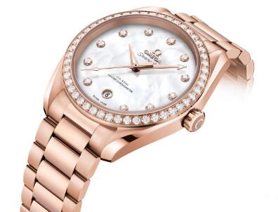 The diamonds paved on the bezel are luxury and adding feminine touch to the model.